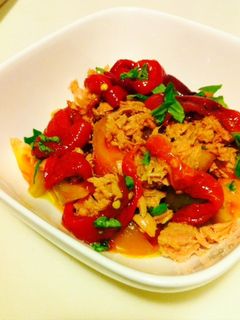 Una foto de Ensalada de pimientos asados con albahaca