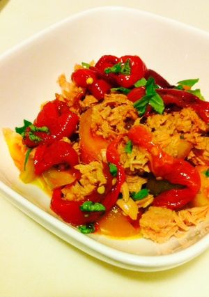 Una foto de Ensalada de pimientos asados con albahaca