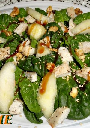 Una foto de Ensalada de espinacas con peras y pollo