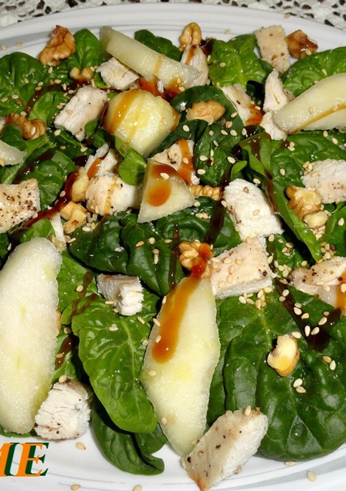 Una foto de Ensalada de espinacas con peras y pollo