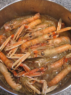 Una foto de Cigalas con cebolla