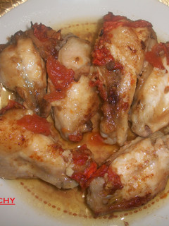 Una foto de Alas de pollo aliñadas con tomate concase