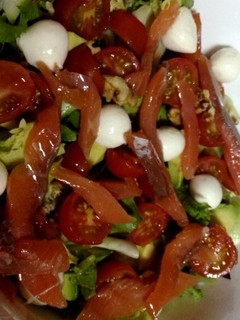 Una foto de Ensalada de salmón ahumado y mozzarela