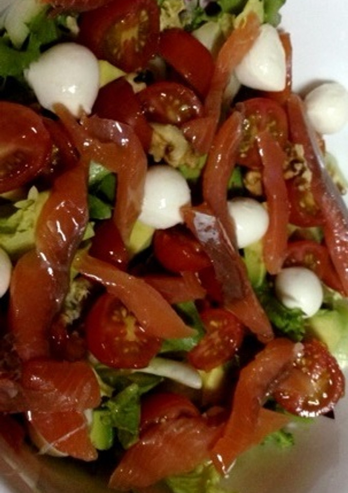Una foto de Ensalada de salmón ahumado y mozzarela