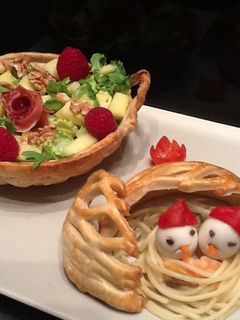 Una foto de Ensalada de piña y nueces en cesta de pasta brisa