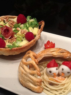 Una foto de Ensalada de piña y nueces en cesta de pasta brisa