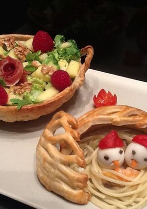 Una foto de Ensalada de piña y nueces en cesta de pasta brisa