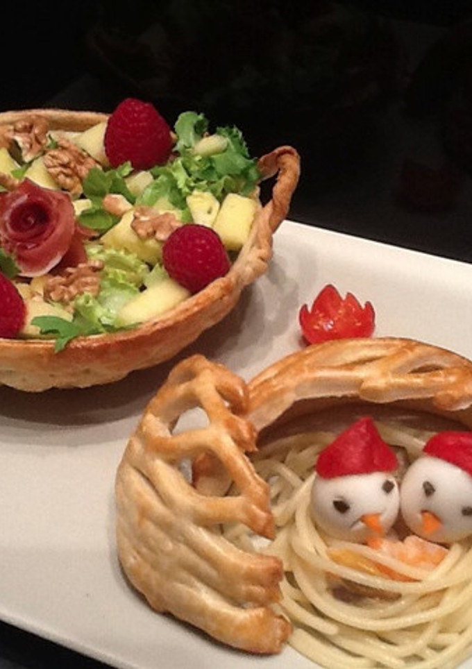 Una foto de Ensalada de piña y nueces en cesta de pasta brisa