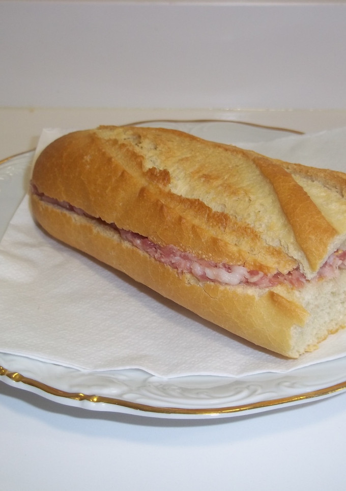 Una foto de Bocadillo de longaniza blanca
