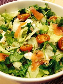 Una foto de Ensalada de salmón y pipas