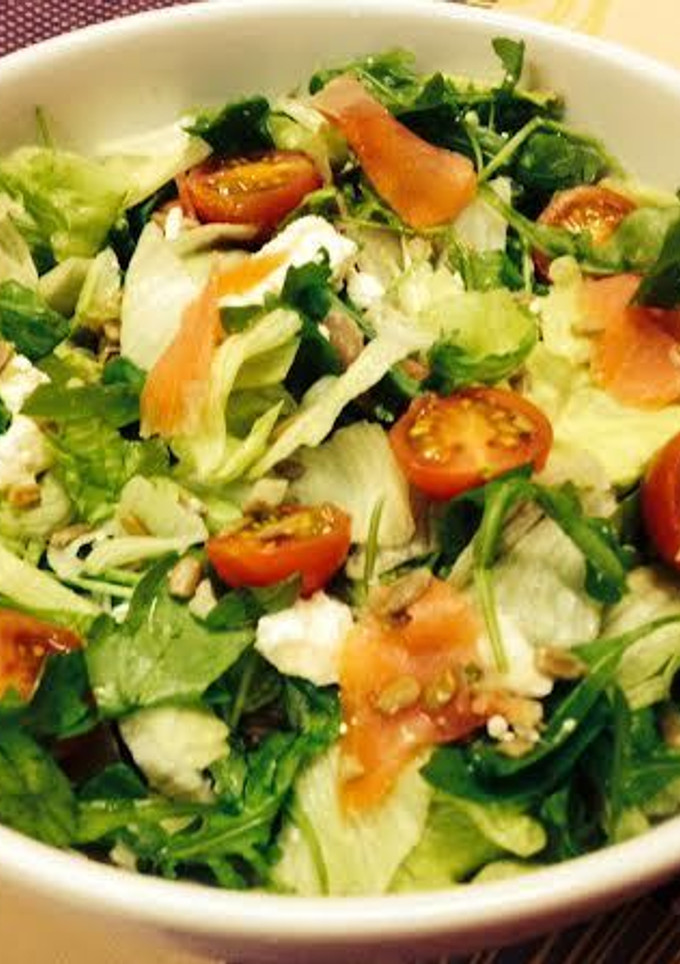 Una foto de Ensalada de salmón y pipas