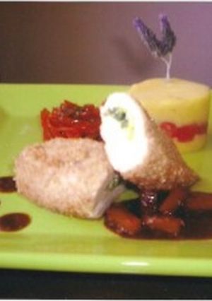 Una foto de Pechuga a la Cantonesa con Causa de Tomate y Zanahorias Glaseadas