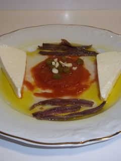 Una foto de Queso blanco y anchoas a dos aceites