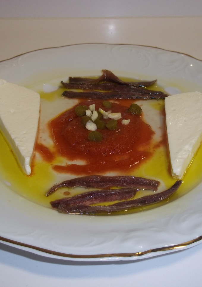 Una foto de Queso blanco y anchoas a dos aceites