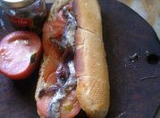 Una foto de sandwich de anchoa