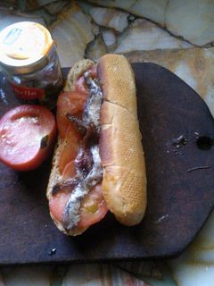 Una foto de Sándwich de anchoa y tomate