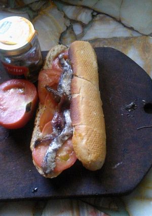 Una foto de Sándwich de anchoa y tomate
