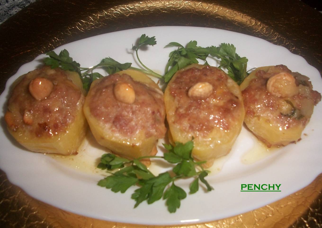 Patatas rellenas de masa de albóndigas al vino Fino<br />
