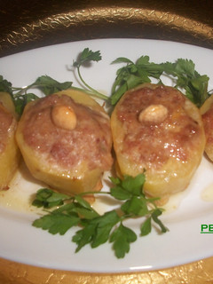 Una foto de Patatas rellenas de masa de albóndigas al vino Fino