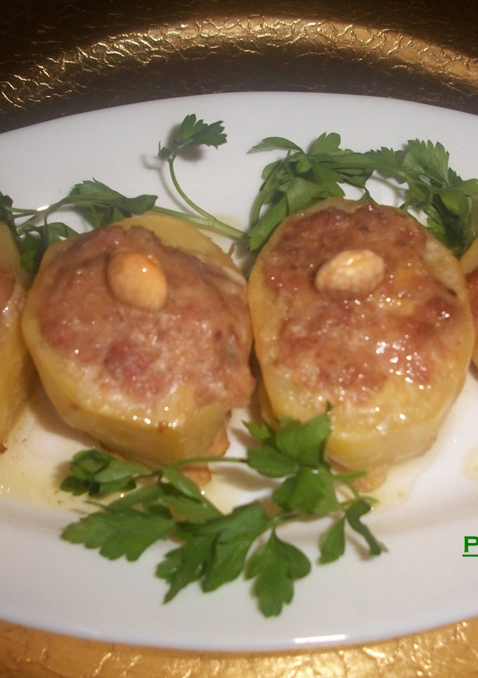 Una foto de Patatas rellenas de masa de albóndigas al vino Fino