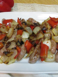 Una foto de Longaniza de cerdo a la sartén con verduras