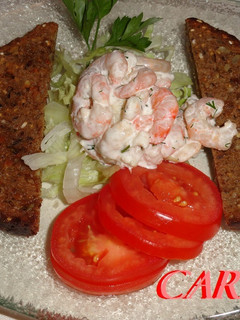 Una foto de Ensalada de gambas con salsa de yogur