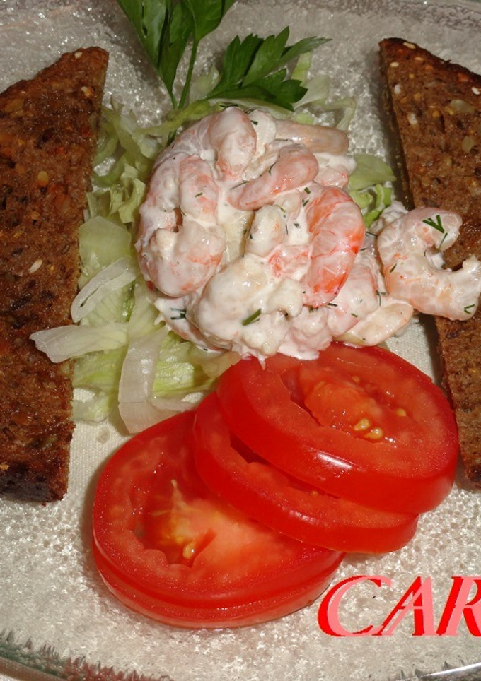 Una foto de Ensalada de gambas con salsa de yogur