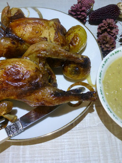 Una foto de Pollos picantones asados con manzana
