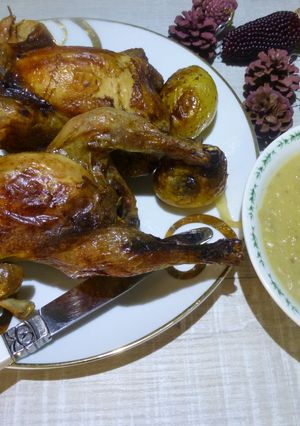 Una foto de Pollos picantones asados con manzana