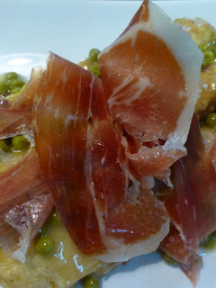 Una foto de Espárragos rebozados con guisantes y jamón