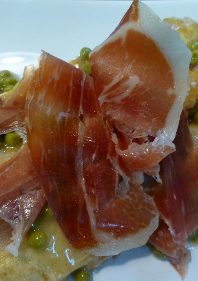 Una foto de Espárragos rebozados con guisantes y jamón