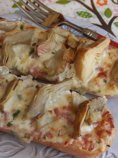 Una foto de Pizzetas con queso, jamón y alcachofas