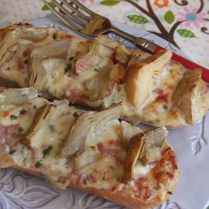 Pizzetas con queso, jamón y alcachofas