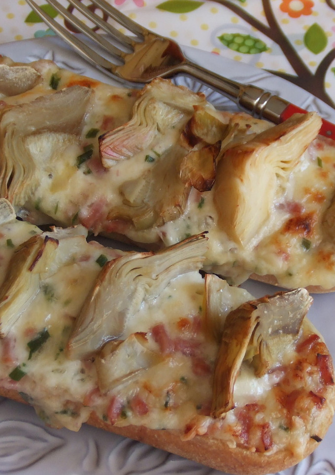 Una foto de Pizzetas con queso, jamón y alcachofas