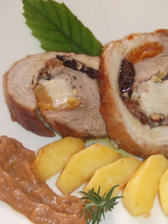 Una foto de Rollo de cerdo ibérico relleno de frutas y frutos secos para Navidad