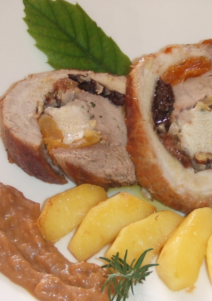 Una foto de Rollo de cerdo ibérico relleno de frutas y frutos secos para Navidad