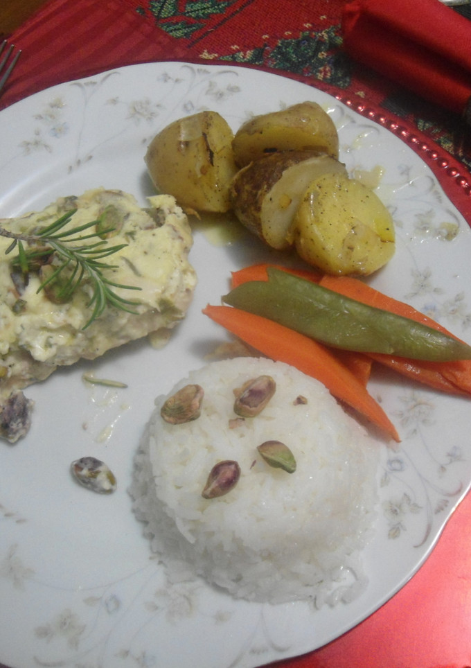 Una foto de Filete de salmón con pistachos y queso crema