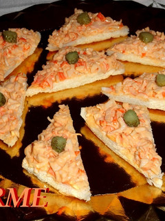Una foto de Canapés de surimi con salsa cocktail