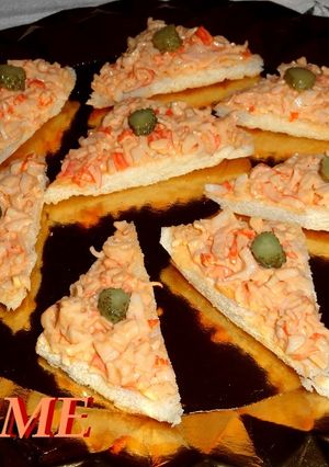 Una foto de Canapés de surimi con salsa cocktail