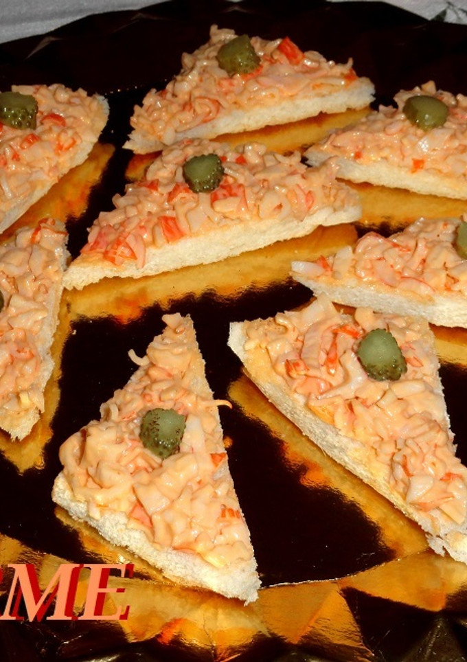 Una foto de Canapés de surimi con salsa cocktail