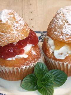 Una foto de Magdalenas de naranja rellenas de queso y mermelada