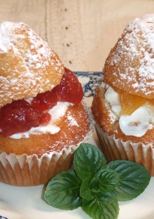 Una foto de Magdalenas de naranja rellenas de queso y mermelada