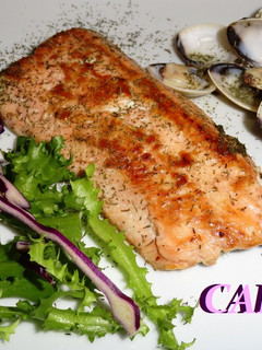 Una foto de Suprema de salmón con almejas
