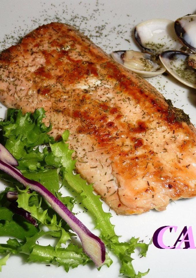 Una foto de Suprema de salmón con almejas