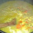 Arroz con pollo, verduras y cúrcuma