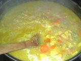 Arroz con pollo, verduras y cúrcuma