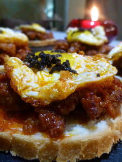 Una foto de Canapés de chorizo, huevos y trufa natural