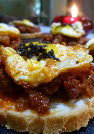 Una foto de Canapés de chorizo, huevos y trufa natural