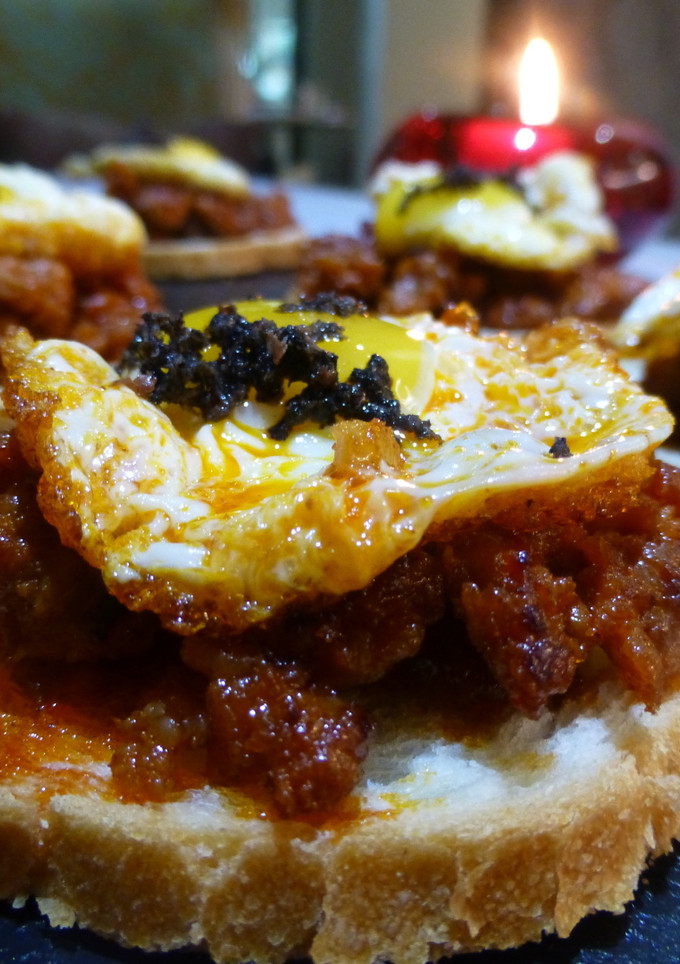 Una foto de Canapés de chorizo, huevos y trufa natural