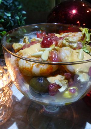 Una foto de Cóctel de marisco con ensalada